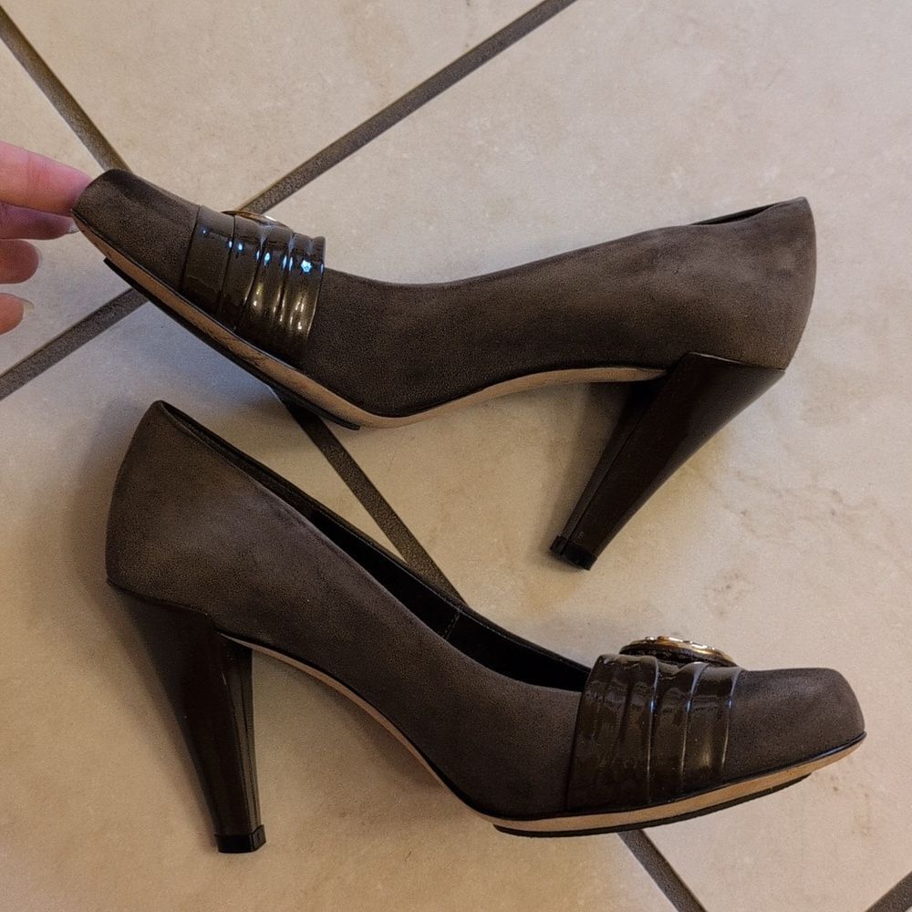 Gucci Brown Suede Heels With Pleated Patent Leather Logo Buckle Pumps Size 5 - Picture 9 of 14